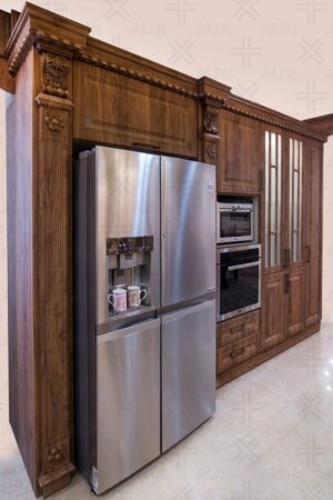 آشپزخانه با کابینت چوبی قهوه‌ای و طراحی منبت‌کاری‌شده