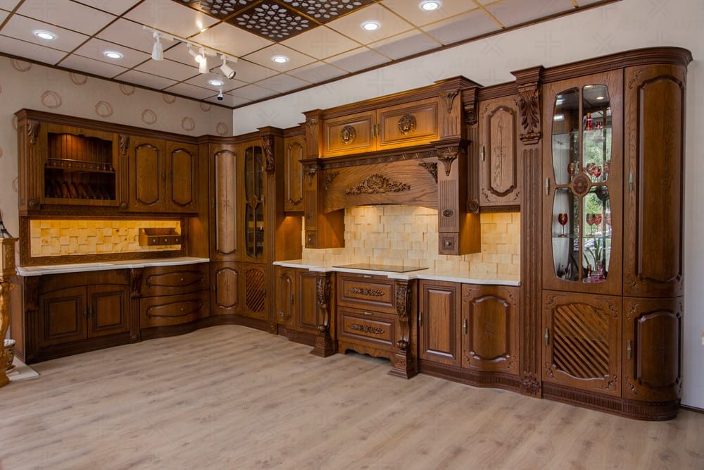 آشپزخانه با کابینت چوبی تیره و نورپردازی داخلی کلاسیک