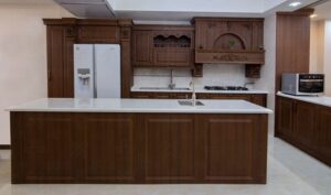 کابینت چوب طبیعی با جزئیات ساده و فضای آشپزی با دسترسی آسان