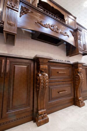 طراحی کابینت با درب قاب‌دار چوبی