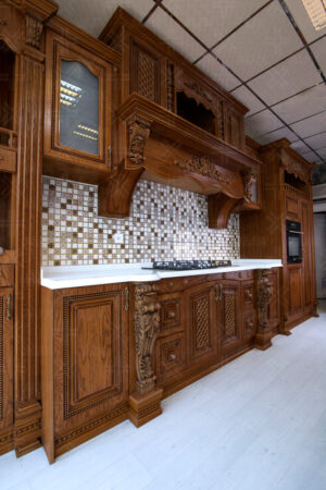 آشپزخانه با کابینت چوبی کلاسیک و کاشی بین کابینتی موزاییکی