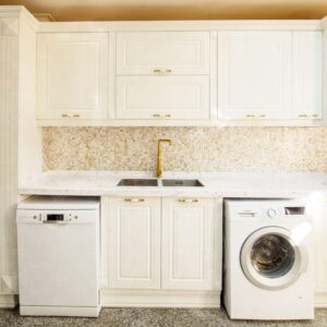 آشپزخانه با کابینت چوبی سفید و صفحه رویه مرمر روشن