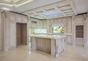 آشپزخانه با کابینت چوبی روشن و طراحی کلاسیک با جزئیات منبت‌کاری