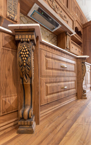 پایه‌ منبت‌کاری‌شده کابینت چوبی با طرح خوشه انگور