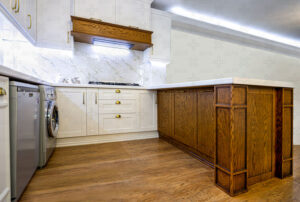 جزیره چوبی در آشپزخانه با کابینت سفید چوبی