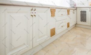 کابینت چوبی سفید آشپزخانه با تزئینات طلایی و طراحی کلاسیک