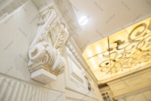 کابینت چوبی سفید آشپزخانه با طراحی کلاسیک