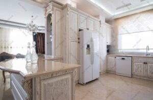 کابینت چوبی آشپزخانه با رنگ روشن و جزئیات کلاسیک در فضای نیمه‌مدرن