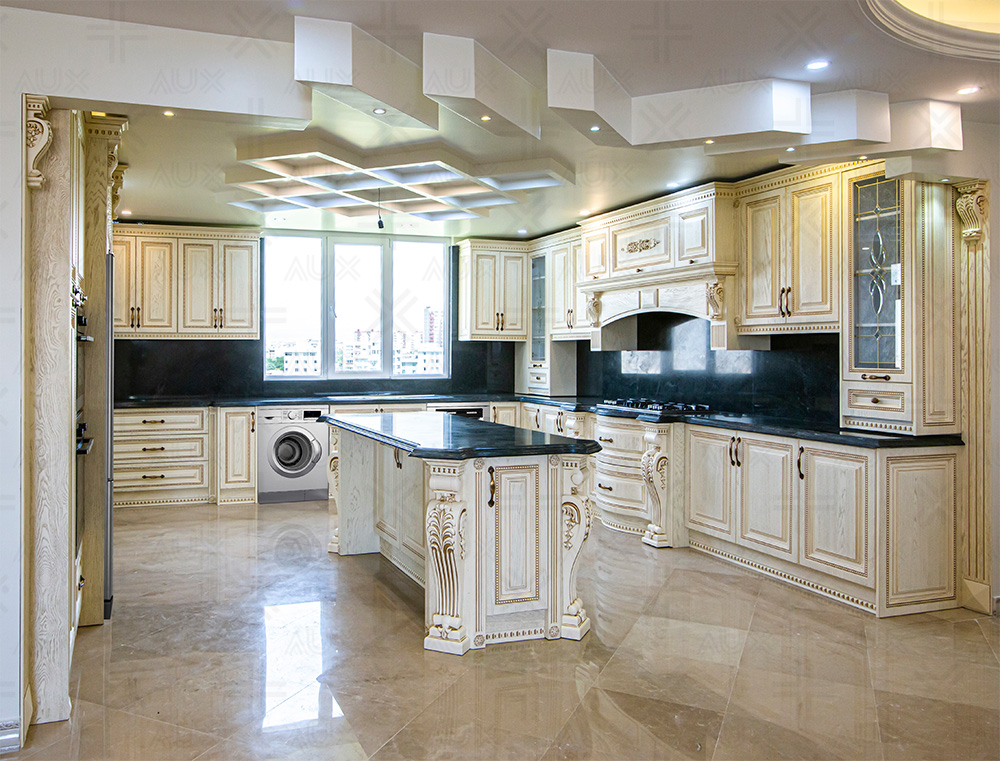 نمای داخلی آشپزخانه با کابینت چوبی روشن و جزیره مرکزی