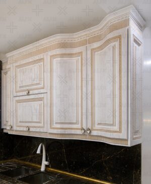 آشپزخانه چوبی کلاسیک با کابینت‌های سفید و تزئینات طلایی