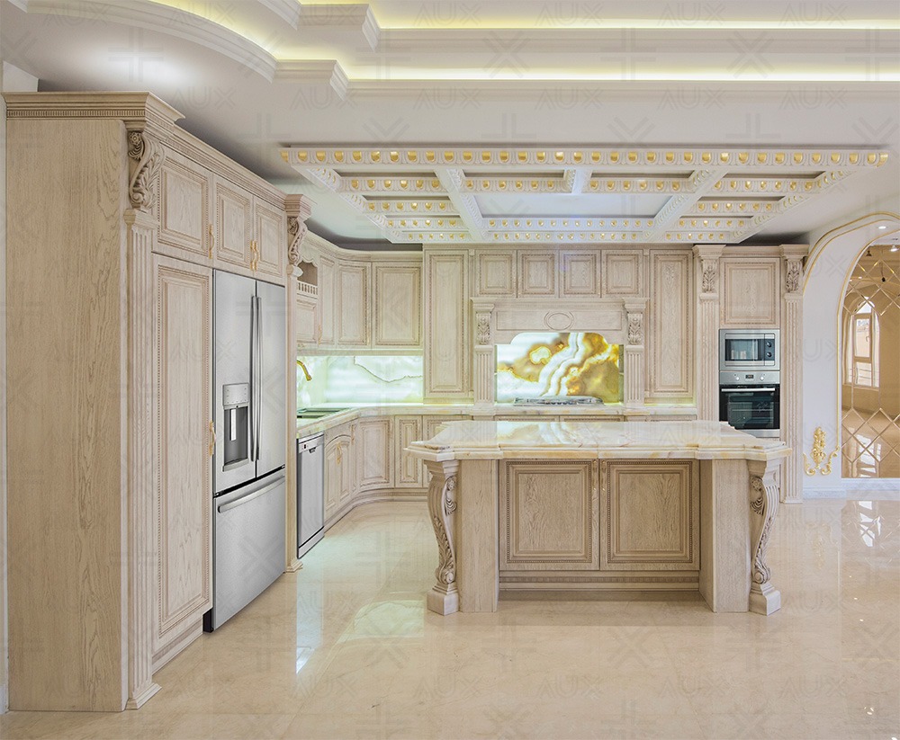 آشپزخانه با کابینت چوبی روشن و طراحی کلاسیک با جزئیات منبت‌کاری