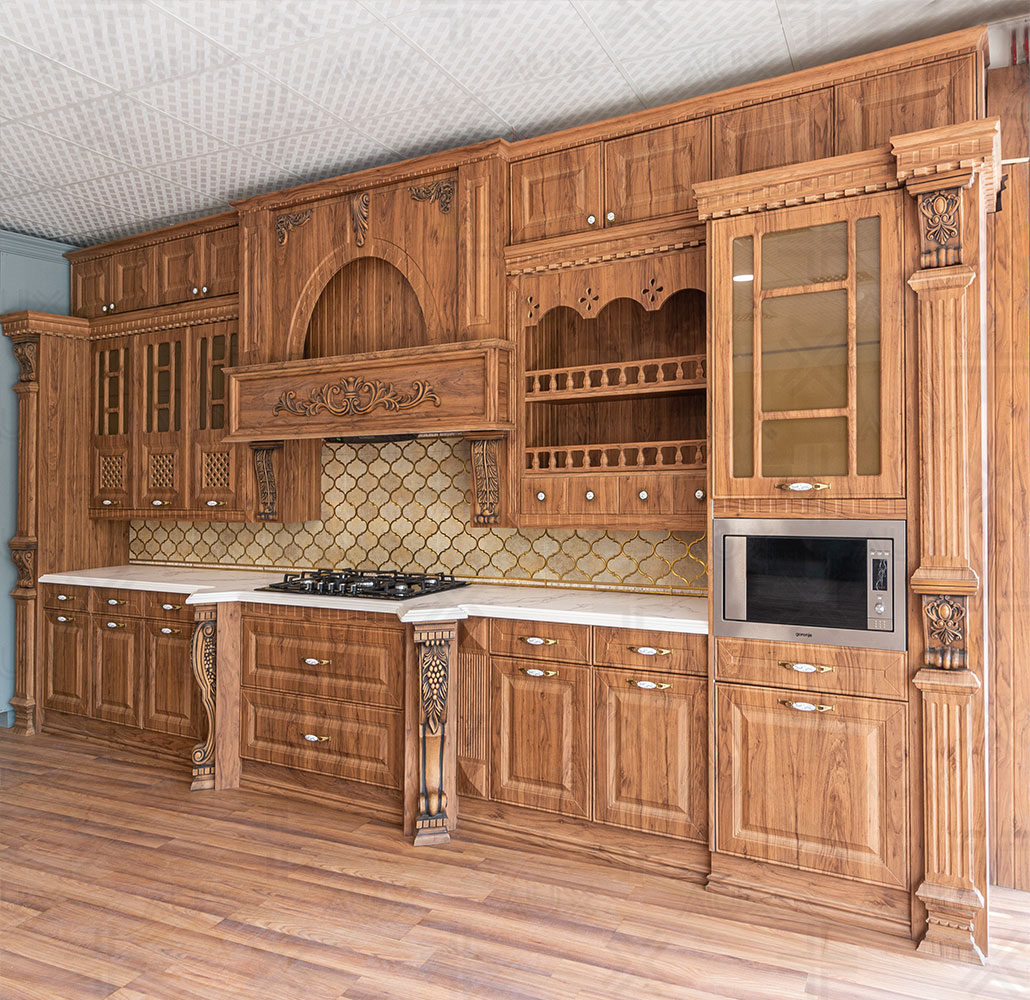 کابینت آشپزخانه کلاسیک چوبی با منبت‌کاری و صفحه رویه سفید
