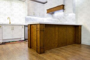 جزیره چوبی در آشپزخانه با کابینت سفید