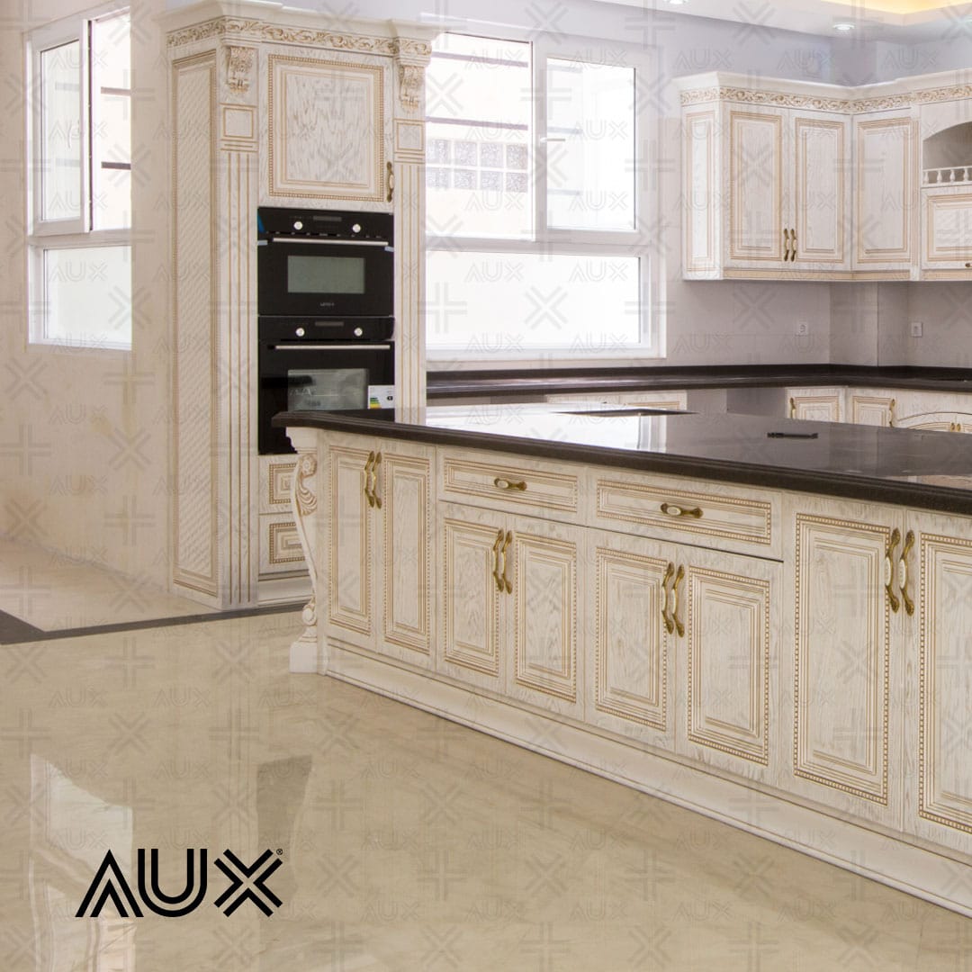 کابینت آشپزخانه چوبی سفید با طراحی کلاسیک و صفحه رویه تیره