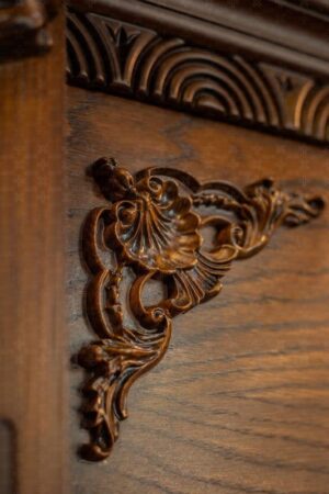 طراحی کابینت آشپزخانه با سبک سنتی و قفسه‌های شیشه‌ای تزئینی