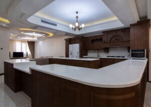 فضای آشپزخانه باز با کابینت چوبی