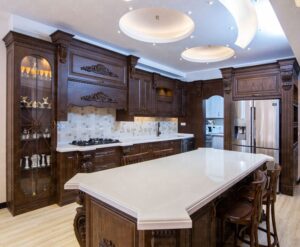 طراحی کلاسیک آشپزخانه با ویترین شیشه‌ای و دکور منبت‌کاری‌شده