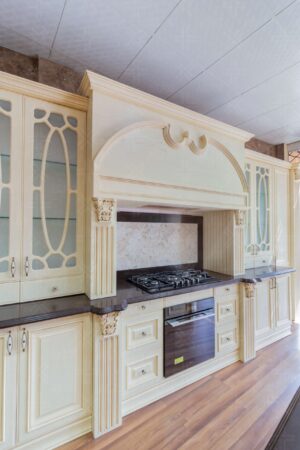 کابینت چوبی آشپزخانه با طراحی کرم روشن و سنگ تیره روی صفحه کابینت