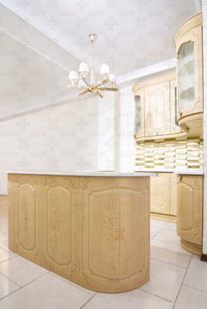 آشپزخانه با کابینت‌های رنگ چوب طبیعی و صفحه مرمر روشن