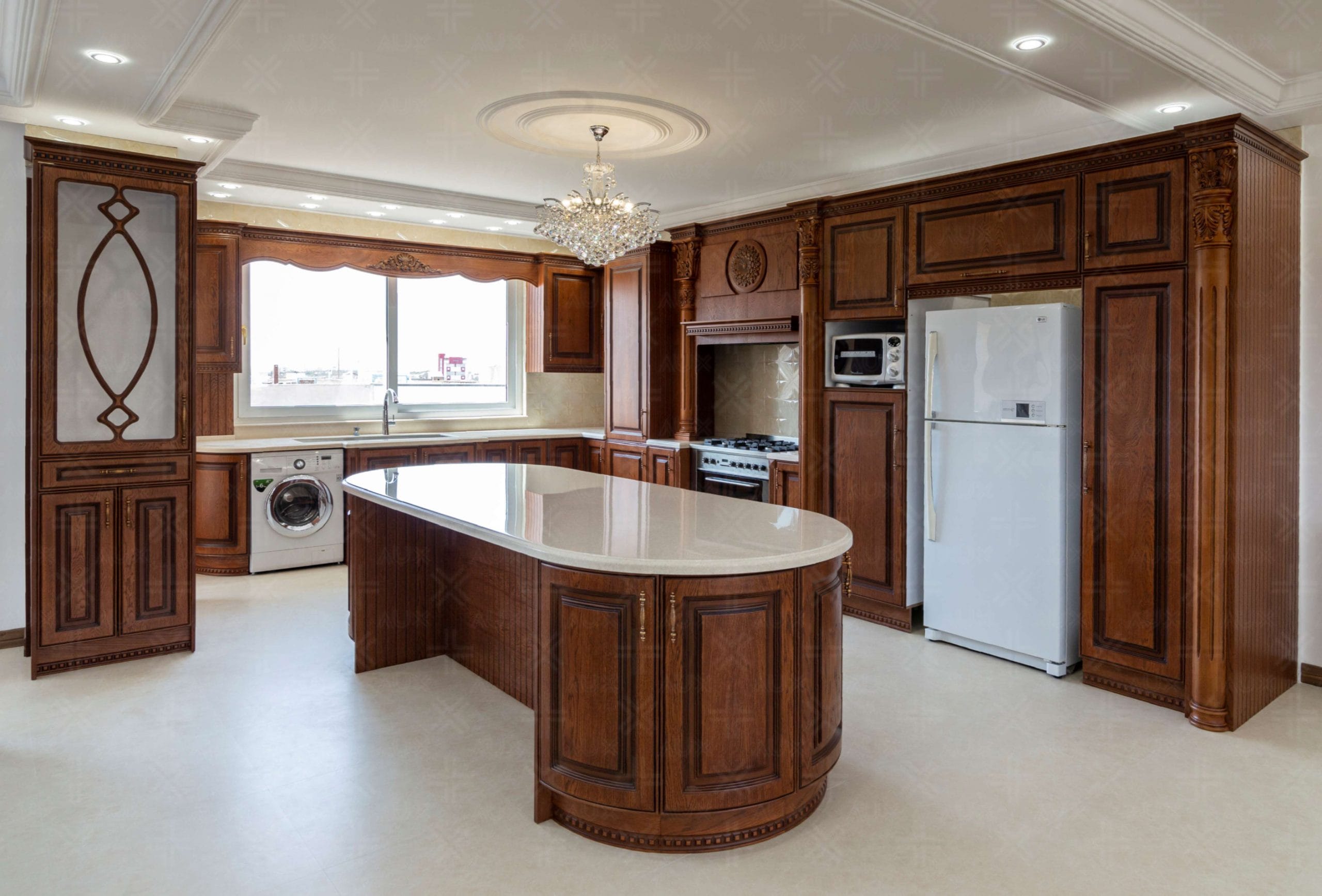 آشپزخانه با کابینت چوبی کلاسیک و جزیره مرکزی منحنی