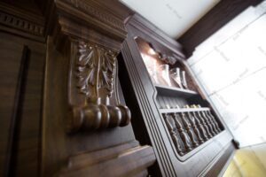 آشپزخانه با کابینت‌های تمام چوب قهوه‌ای