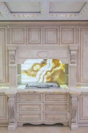 آشپزخانه با کابینت چوبی روشن و طراحی کلاسیک با جزئیات منبت‌کاری