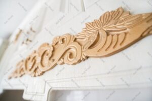 کابینت چوبی سفید آشپزخانه با تزئینات طلایی و طراحی کلاسیک