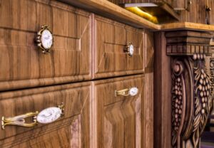 طراحی آشپزخانه با کابینت‌های چوبی تیره و تزئینات منبت