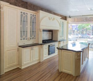 کابینت سبک کلاسیک با نقش ستون‌های تزیینی در دو طرف گاز رومیزی