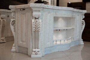 نمای روبروی پایه کابینت جزیره‌ای با طرح کلاسیک و منبت‌کاری