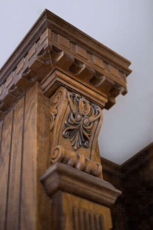 نمای نزدیک از تاج کابینت چوبی با منبت‌کاری سنتی