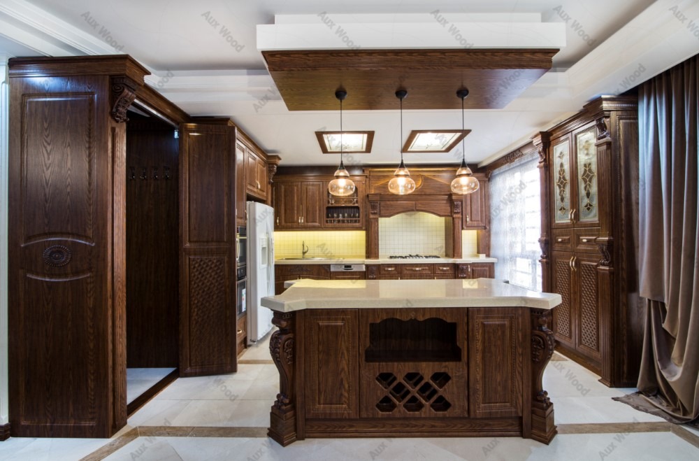 کابینت آشپزخانه کلاسیک چوبی با جزیره مرکزی و چراغ‌های آویز شیشه‌ای