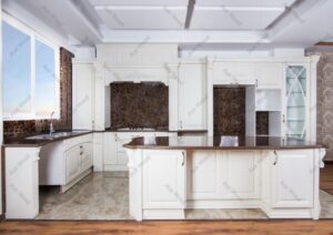 آشپزخانه با کابینت چوبی کلاسیک سفید و صفحه رویه قهوه‌ای براق