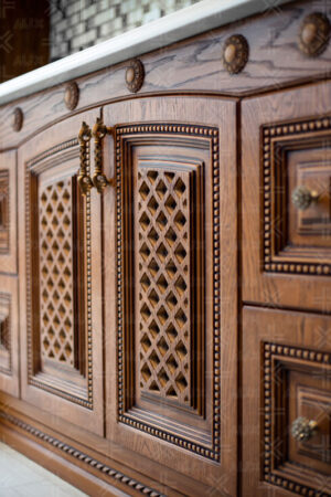 نمای نزدیک از درب کابینت چوبی با طرح مشبک و قاب‌کاری سنتی