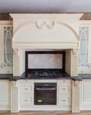 کابینت سبک کلاسیک با نقش ستون‌های تزیینی در دو طرف گاز رومیزی