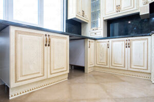 کابینت چوبی منبت‌کاری‌شده با ترکیب رنگ کرم