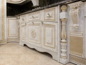 آشپزخانه چوبی کلاسیک با کابینت‌های سفید و تزئینات طلایی