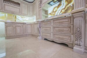 ترکیب کابینت‌های بلند با لوازم خانگی استیل مدرن