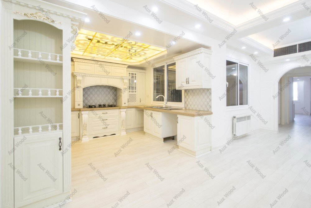 کابینت چوبی سفید آشپزخانه با طراحی کلاسیک و قفسه دکوری در کناره