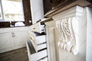 آشپزخانه با کابینت چوبی کلاسیک سفید