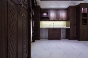 آشپزخانه با کابینت‌های تمام چوب، سبک سلطنتی