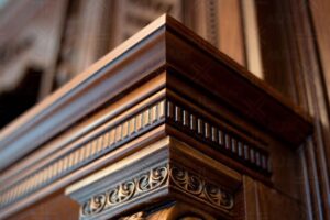 پایه تزئینی چوبی با نقش برجسته کلاسیک در کابینت آشپزخانه