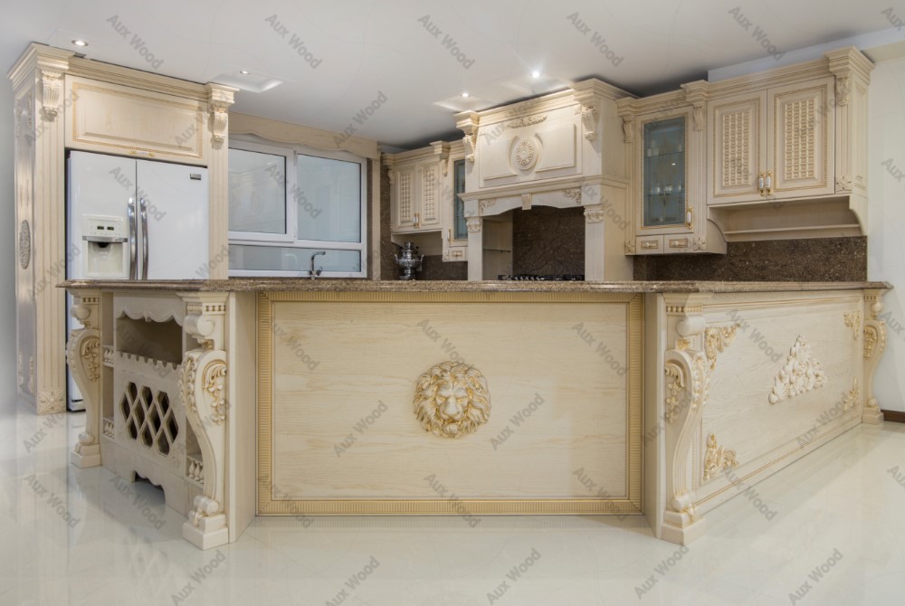 کابینت آشپزخانه چوبی کرمی رنگ با منبت‌کاری برجسته و صفحه قهوه‌ای
