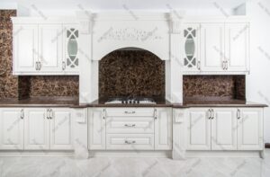 آشپزخانه با کابینت چوبی کلاسیک سفید و صفحه رویه قهوه‌ای براق