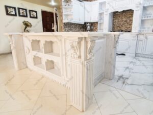 کابینت چوبی سفید با جزیره منبت کاری شده