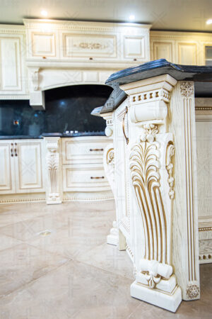 کابینت‌های چوبی روشن و صفحه رویه تیره