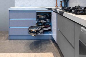 کابینت مدرن طوسی در آشپزخانه ال شکل