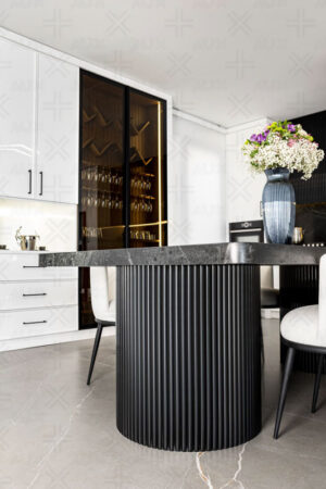 استفاده از فضای مرکزی برای میز ناهارخوری در آشپزخانه