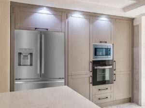 آشپزخانه مدرن با ترکیب رنگ کرم و خاکستری