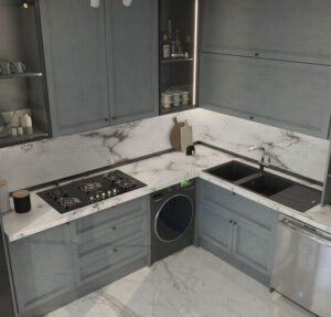 کابینت قاب‌دار نئوکلاسیک در فضای آشپزخانه مدرن